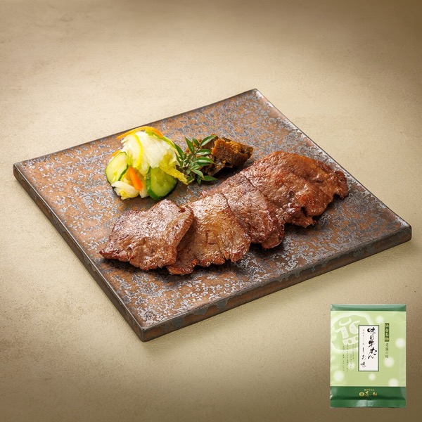 焼き上げた牛たんしお味を角皿に盛り、緑色のしお味のパッケージを並べたところ