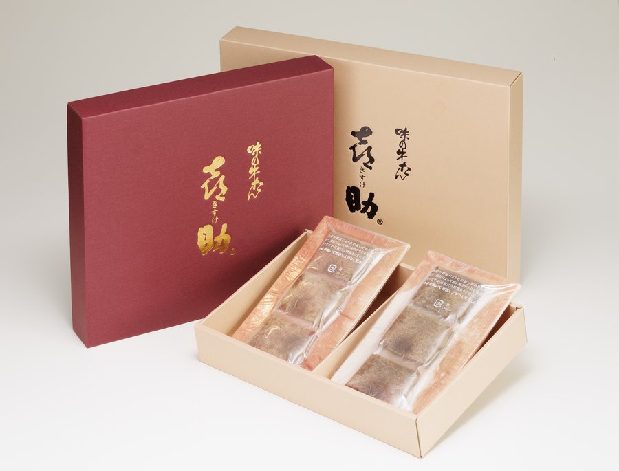 喜助のロゴが入ったえんじ色と生成り色の化粧箱。箱の中に、真空パックの牛たんが2つ並んでいる