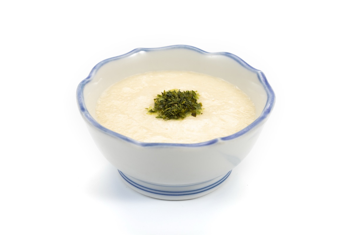 牛たんの日にサービスされる、麦飯によく合うとろろの小鉢