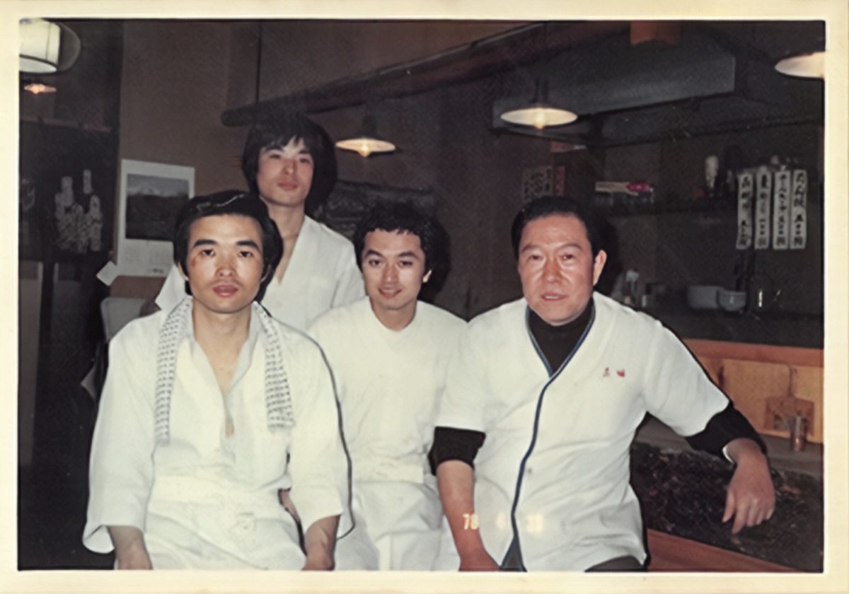 1978年当時の一番町店で、白い調理衣の創業者と若い職人たちが並んだ集合写真