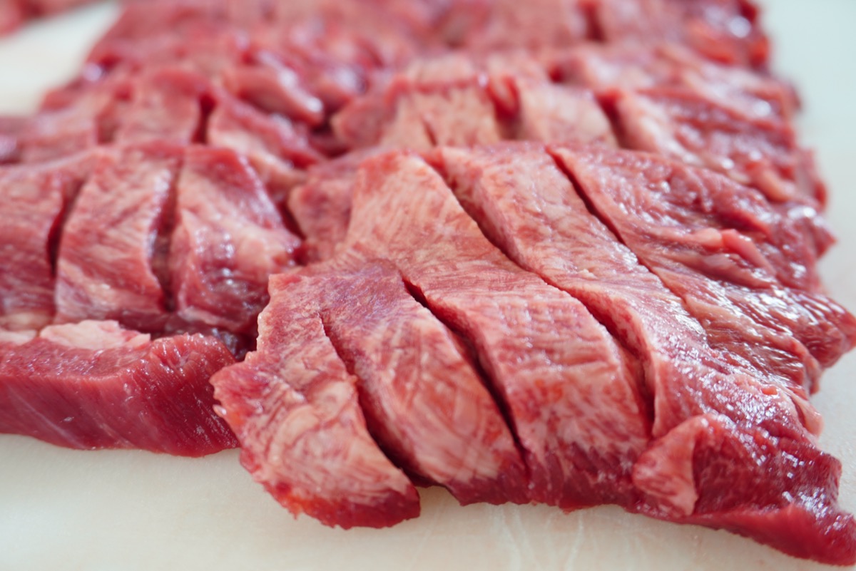 キッパの切れ込みを入れた生牛たんのスライスの接写
