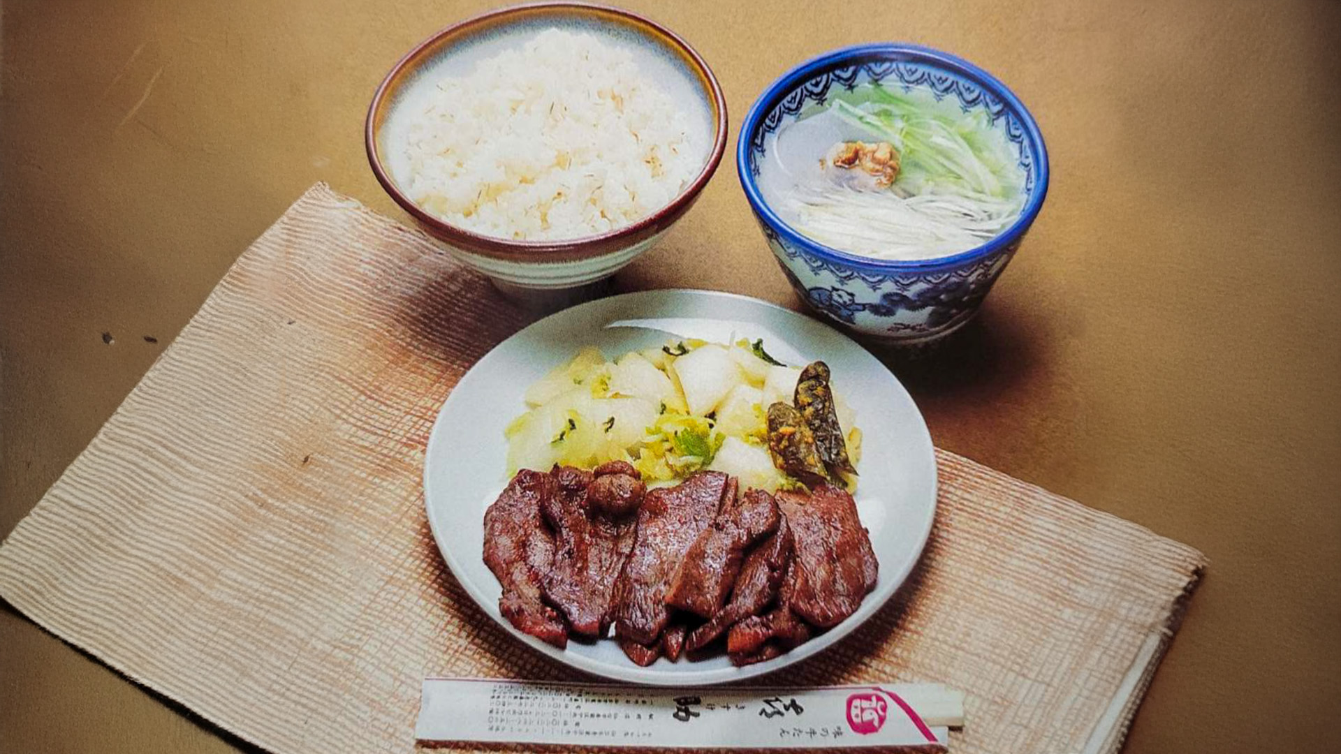 喜助の牛たん定食。牛たん焼きの皿に麦飯の茶碗とテールスープが並んでいる
