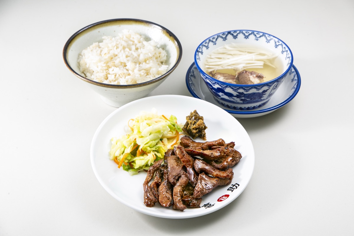 牛たん切り落とし定食（１人前 1,804円・2026年8月時点の駅前中央本店価格）。切り落としの牛たん焼きを盛った皿に、麦飯とテールスープが並んでいる