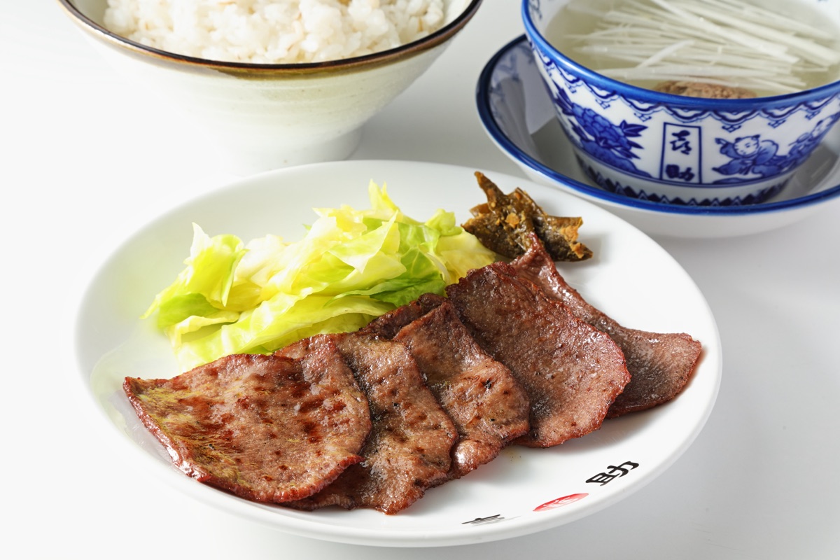 薄切り牛たん定食（５枚 2,255円・2026年8月時点のグランツリー武蔵小杉店価格）。薄めに切った牛たん焼きを盛った皿に、麦飯とテールスープが並んでいる