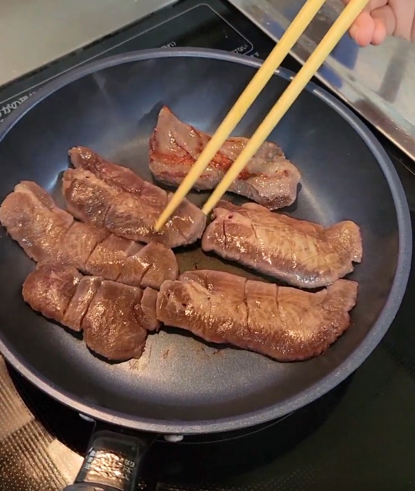 牛たんを焼いているところ
